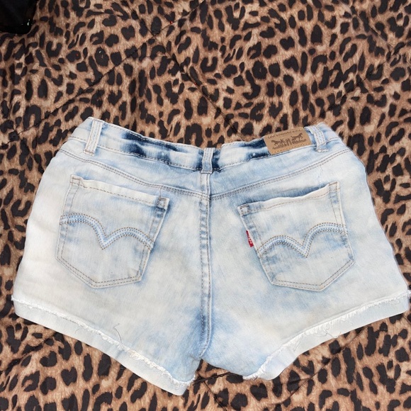 Levi’s shorts - Picture 2 of 2